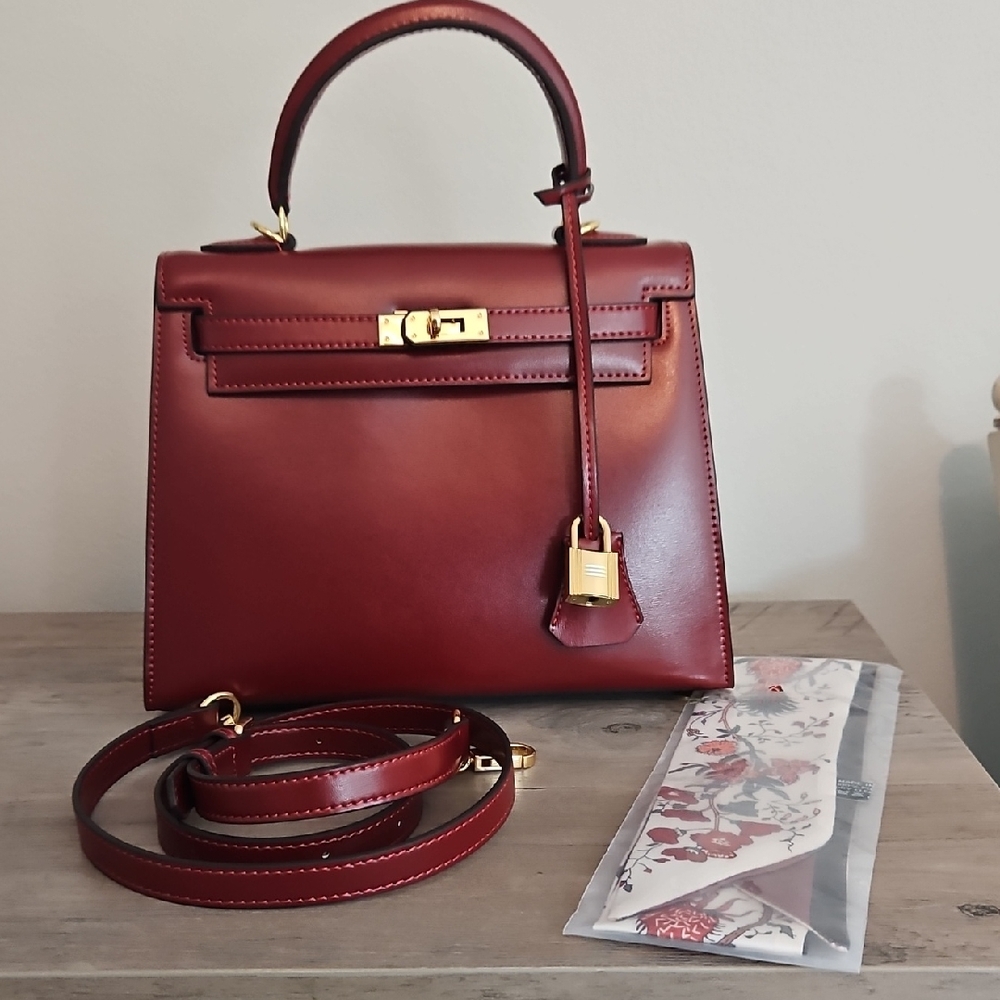 Elegant Red Satchel with Structured Design and Gold Accents